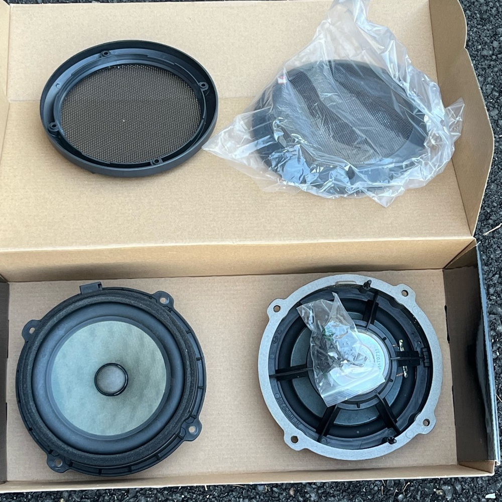 Used in good condition 4 Hyundai Elantra door speakers